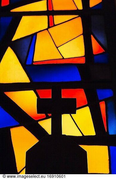 Silhouettiertes Kreuz und farbenfrohes Glasfenster in der Kirche der Verkündigung  Nazareth  Israel.