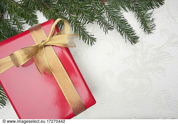 Silk Weihnachten Hintergrund mit Geschenk und Tannenzweige