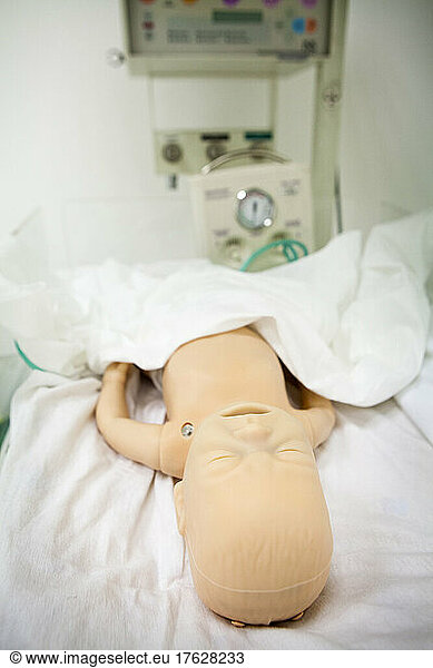 Simulation session on a mannequin  aiming to reproduce very realistic clinical situations.