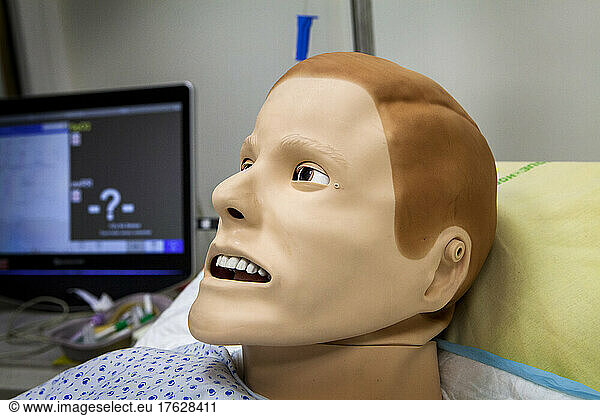 Simulation session on a mannequin  aiming to reproduce very realistic clinical situations.