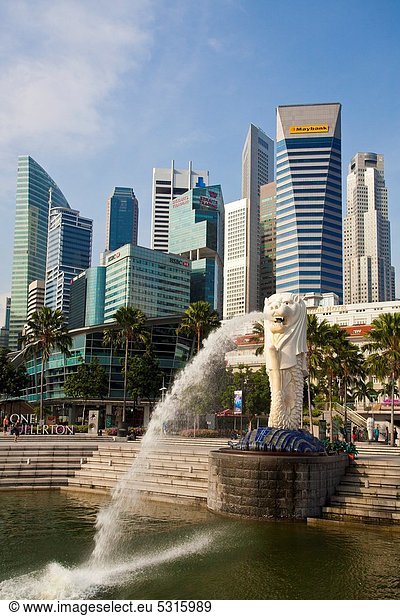 Singapore City  The Merlion and Splanade Bldg.