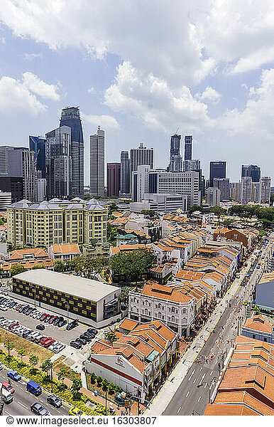 Singapur  Chinatown  Blick auf alte Gebäude vor Hochhäusern  Blick von oben