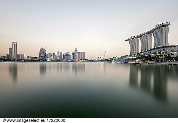 Singapur  Langzeitbelichtung der Marina Bay in der Abenddämmerung mit Marina Bay Sands Resort im Hintergrund