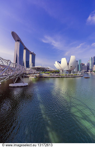 Singapur  Marina Bay Areal mit Marina Bay Hotel und Finanzdistrikt im Hintergrund