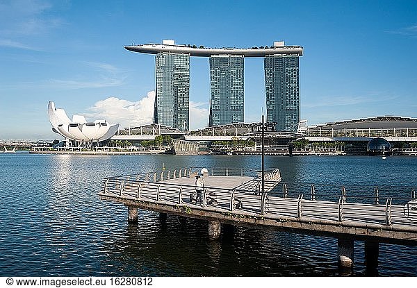 Singapur  Republik Singapur  Asien - Blick vom Merlion Park über den Singapore River mit dem ArtScience Museum und dem Marina Bay Sands Hotel am Wasser.