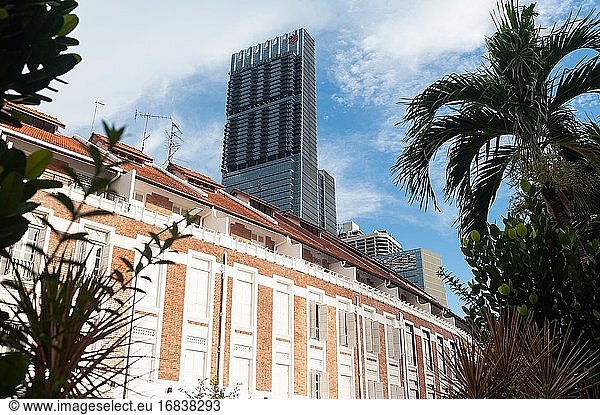 Singapur  Republik Singapur  Asien - Der moderne Wolkenkratzer des Tanjong Pagar Centre (Guoco Tower) im zentralen Geschäftsviertel der südostasiatischen Metropole  in dem sich ein Luxus-Penthouse der Wallich Residence befindet. Das gemischt genutzte Gebäude ist mit einer Höhe von 290 m das derzeit höchste Gebäude des Stadtstaates. Geplant und entworfen wurde es von dem amerikanischen Architekturbüro Skidmore  Owings and Merrill.