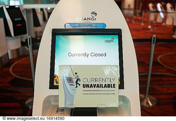 Singapur  Republik Singapur  Asien - Ein automatischer Selbstabfertigungskiosk im Terminal 1 des internationalen Flughafens Changi ist aufgrund des massiven Rückgangs der Passagierzahlen während der Coronavirus-Pandemie derzeit geschlossen und nicht verfügbar.