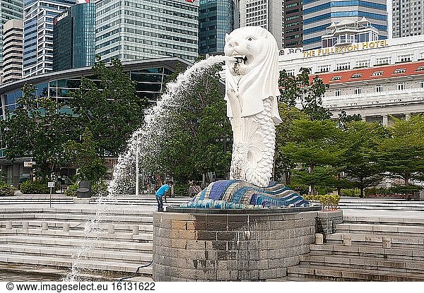 Singapur  Republik Singapur  Asien - Ein Wanderarbeiter reinigt die Merlion-Statue in der Marina Bay nach der Wiedereröffnung nach der teilweisen Abriegelung während der Corona-Pandemie (Covid-19)  bei der die meisten Geschäfte mehr als zwei Monate lang geschlossen waren und das öffentliche Leben stark eingeschränkt war.