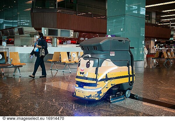 Singapur  Republik Singapur  Asien - Eine vollautomatische Reinigungsmaschine ist inmitten der Coronavirus-Pandemie in Betrieb und reinigt den Boden im Terminal 1 des internationalen Flughafens Changi.