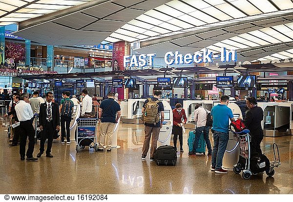 Singapur  Republik Singapur  Asien - Flugreisende im Schnellabfertigungsbereich mit elektronischen Selbstabfertigungsautomaten im Terminal 2 des Flughafens Changi  nur wenige Wochen vor der landesweiten Abriegelung aufgrund der Coronavirus-Pandemie (Covid-19).