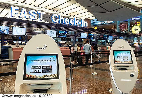 Singapur  Republik Singapur  Asien - Schnellabfertigungsbereich mit elektronischen Selbstabfertigungsautomaten im Terminal 2 des Flughafens Changi  nur wenige Wochen vor der landesweiten Abriegelung wegen der Coronavirus-Pandemie (Covid-19).