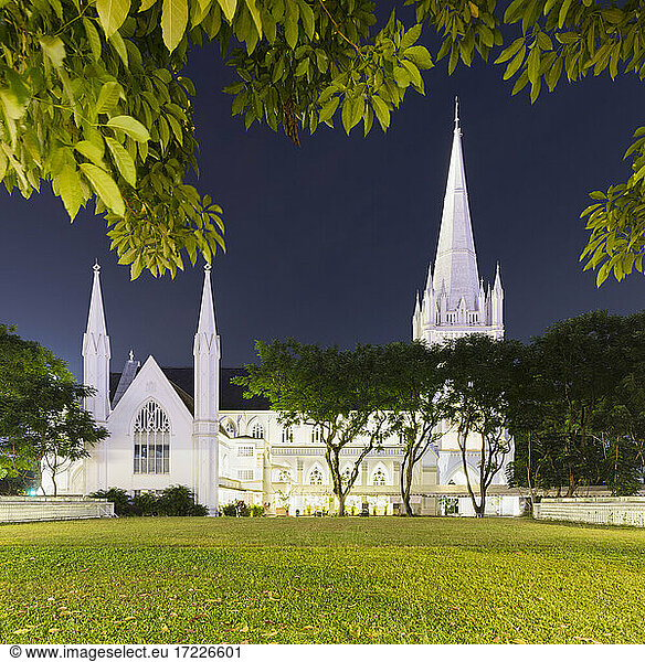 Singapur  Saint-Andrews-Kathedrale bei Nacht
