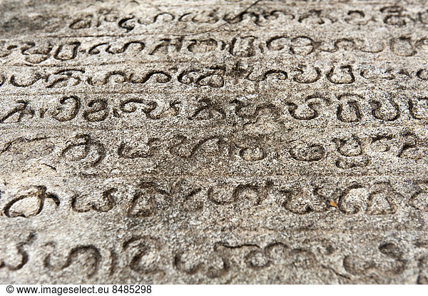 Singhalesische Inschrift  Gal Pota oder Steinbuch  Pali-Sanskrit  Fels-Relief  Polonnaruwa  Sri Lanka