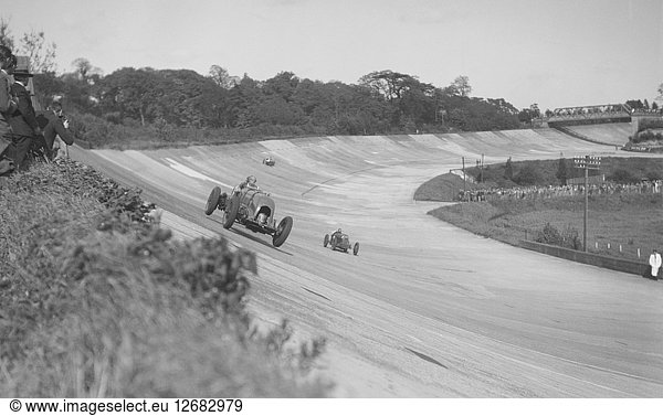 Sir Henry Birkins Bentley führt Earl Howes Bugatti Type 54  BARC-Treffen  Brooklands  Mai 1932. Künstler: Bill Brunell.