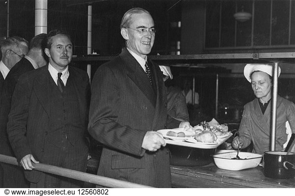 Sir Stafford Cripps und Harold Wilson eröffnen die Werkskantine im Board of Trade  Millbank  1947. Künstler: Unbekannt