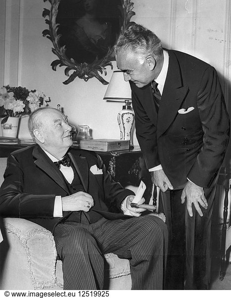 Sir Winston Churchill (1874-1965) mit Elihu Elath  israelischer Botschafter. Künstler: Unbekannt