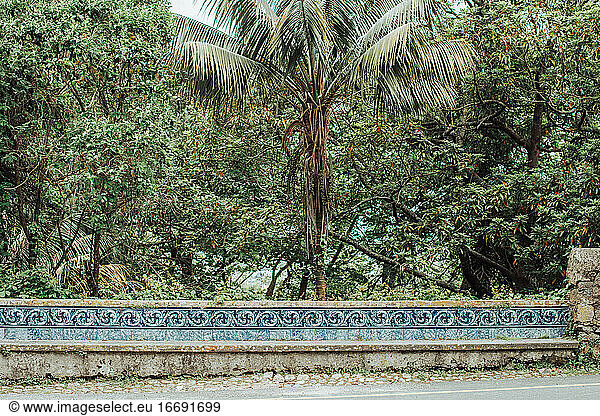 Sitzbank aus Stein mit portugiesischen Fliesen im Park