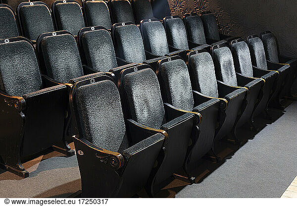Sitze im leeren Theater