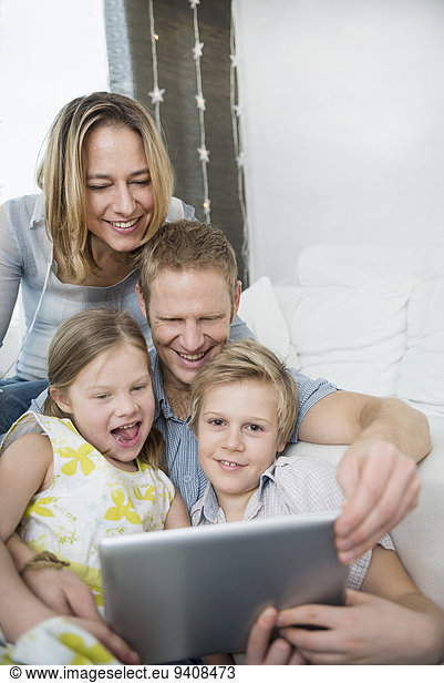 sitzend benutzen Computer Menschliche Eltern Couch Tablet PC