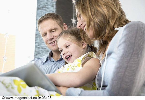 sitzend benutzen Computer Menschliche Eltern Couch Tochter Tablet PC