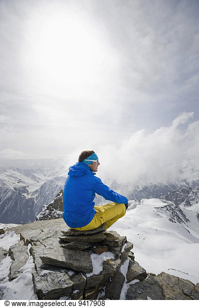 sitzend Berg Winter Mann Berggipfel Gipfel Spitze Spitzen Nachdenklichkeit