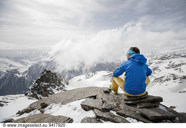 sitzend Berg Winter Mann Berggipfel Gipfel Spitze Spitzen Nachdenklichkeit