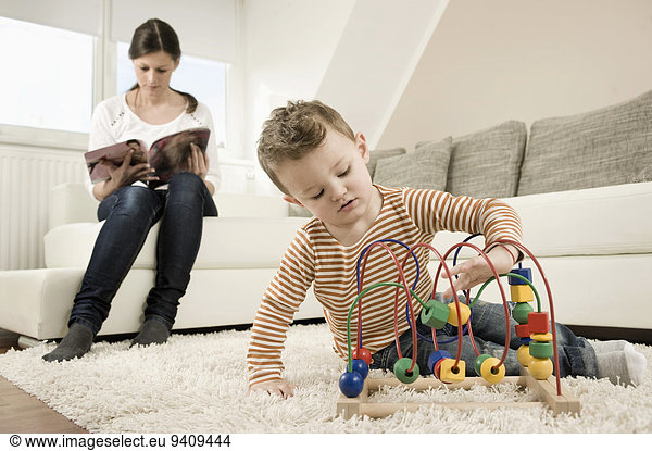 sitzend Couch Junge - Person Spiel Mutter - Mensch spielen