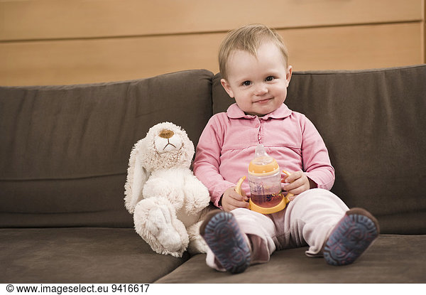 sitzend Couch Spielzeug Kaninchen Mädchen Baby alt