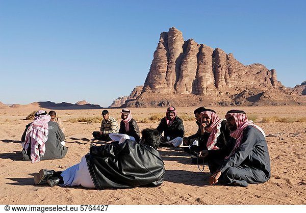 sitzend  frontal  Säule  7  sieben  Naher Osten  Asien  Beduine  Wadi Rum  Weisheit