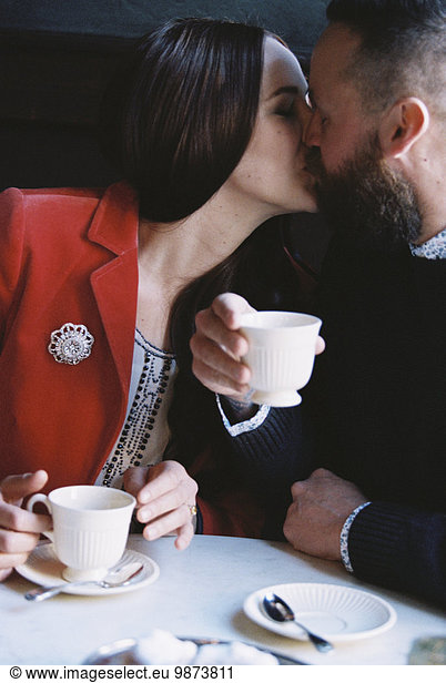 sitzend küssen Cafe Seitenansicht Tisch