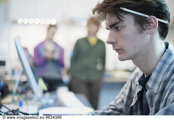 sitzend Mann Computer Mensch zwei Personen Menschen Hintergrund reparieren 2 jung Laden