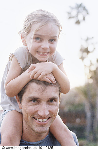 sitzend Mann lächeln Menschliche Schulter Schultern Tochter
