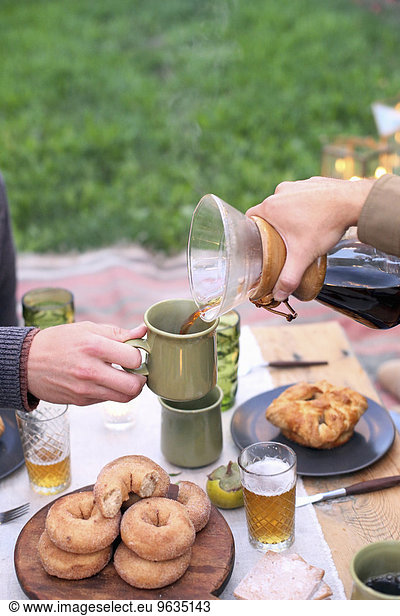sitzend Mensch zwei Personen Getränk Menschen Lebensmittel 2 Obstgarten Apfel Tisch