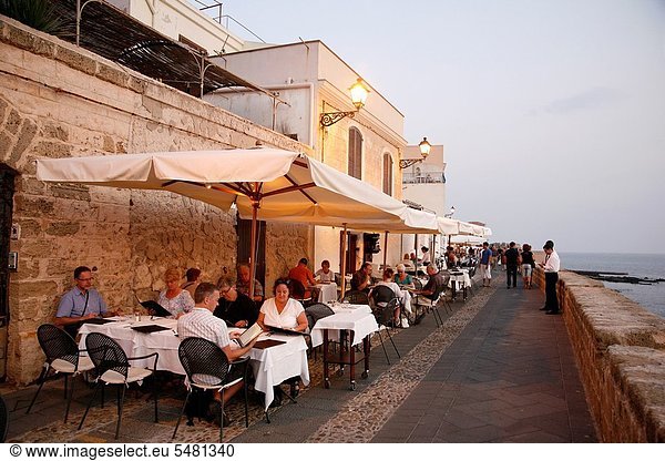 sitzend  Stadtmauer  Mensch  Menschen  Restaurant  vorwärts  Alghero  Italien  Sardinien