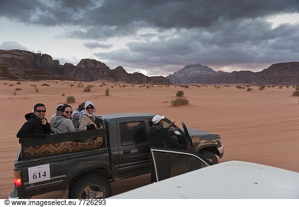 sitzend  Verkehr  Transport  Tourist  Wüste  camping  Geländewagen  Ökologie  Naher Osten  Kapitän  Wadi Rum