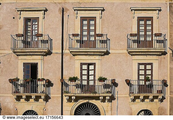 Sizilien  architektonisches Detail von typisch sizilianischen Balkonen in Ortigia  Syrakus (Siracusa)  Sizilien  Italien  Europa. Dies ist ein Foto von architektonischen Detail von typisch sizilianischen Balkonen in Ortigia  Syrakus (Siracusa)  Sizilien  Italien  Europa.