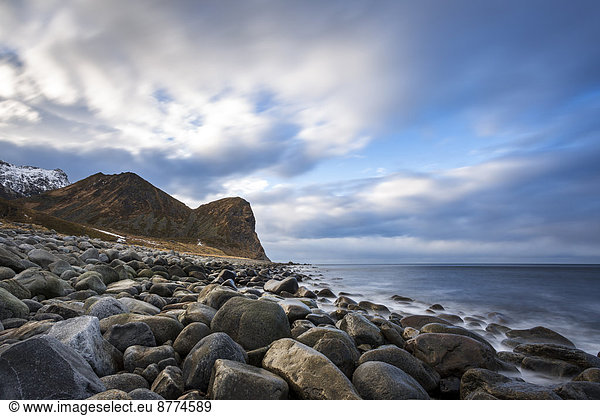 Skandinavien  Norwegen  Lofoten  Felsen und Wellen an der Küste von Unstad