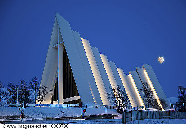 Skandinavien  Norwegen  Tromso  Arktische Kathedrale im Winter