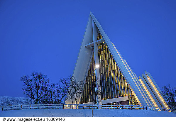 Skandinavien  Norwegen  Tromso  Arktische Kathedrale im Winter