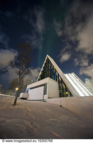 Skandinavien  Norwegen  Tromso  Arktische Kathedrale im Winter  Polarlicht