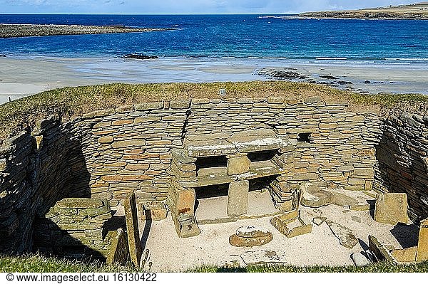 Skara Brae ist eine neolithische Steinsiedlung in der Bucht von Skaill an der Westküste von Mainland  der größten Insel des schottischen Orkney-Archipels. Sie besteht aus acht Häuserblocks und war von etwa 3180 v. Chr. bis 2500 v. Chr. bewohnt. Als Europas vollständigste neolithische Siedlung wurde Skara Brae als eine von vier Stätten  die das Herz der neolithischen Orkney bilden  zum UNESCO-Weltkulturerbe erklärt. '.