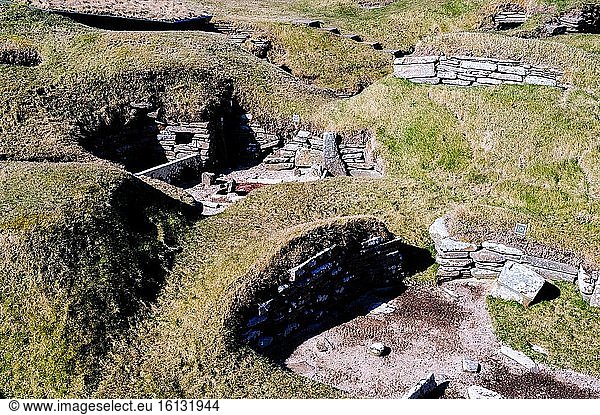 Skara Brae ist eine neolithische Steinsiedlung in der Bucht von Skaill an der Westküste von Mainland  der größten Insel des schottischen Orkney-Archipels. Sie besteht aus acht Häuserblocks und war von etwa 3180 v. Chr. bis 2500 v. Chr. bewohnt. Als Europas vollständigste neolithische Siedlung wurde Skara Brae als eine von vier Stätten  die das Herz der neolithischen Orkney bilden  zum UNESCO-Weltkulturerbe erklärt. '.