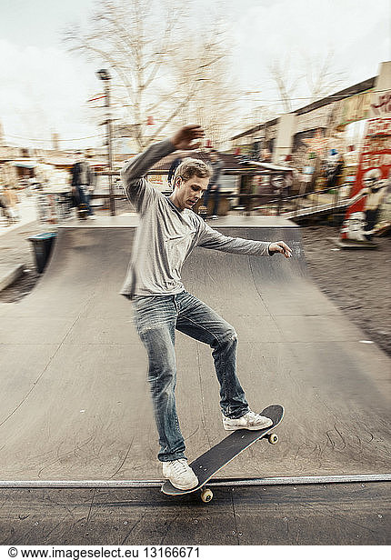 Skateboarden auf Mini-Rampe  5-0 grind  Berlin  Deutschland