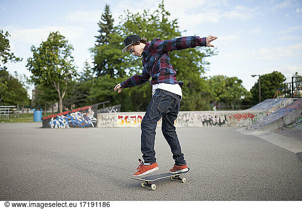 Skateboarder landet Trick beim Skateboardfahren im Skatepark