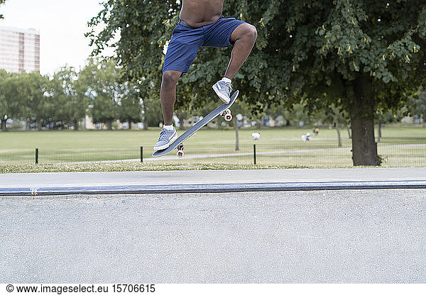 Skateboarder springen
