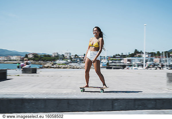 Skateboarderin am Hafen