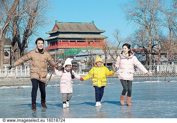 Skating glückliche Familie Hand in Hand