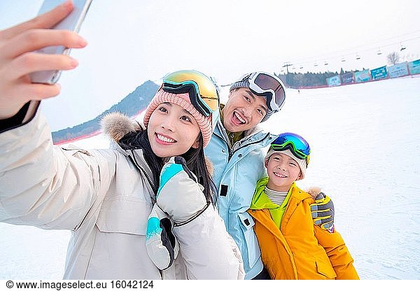 Ski drei umarmen zusammen