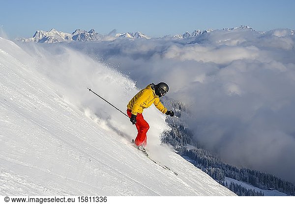Skier  Hohe Salve ski run  Loferer Steinberge at the back  Skiwelt Wilder Kaiser Brixenthal  Hochbrixen  Tyrol  Austria  Europe