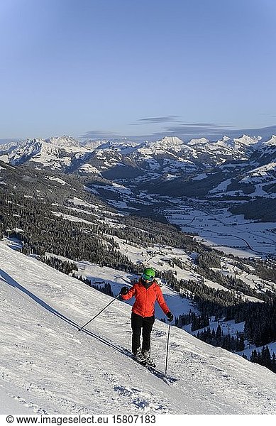 Skier standing on ski slope  mountain panorama in the back  SkiWelt Wilder Kaiser  Brixen im Thale  Tyrol  Austria  Europe